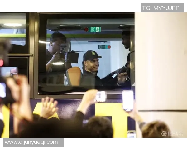 巴西足球明星抵达中国引发球迷热烈欢迎现场气氛火爆